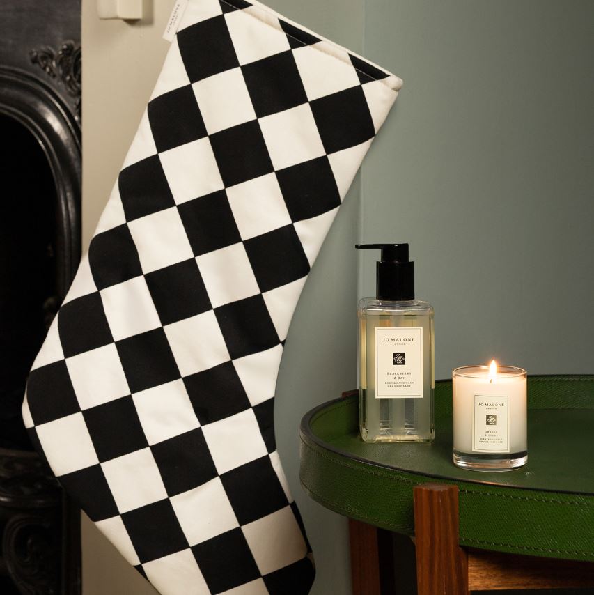 Spend €165 on Jo Malone London & Receive a free Blackberry & Bay 250ml Hand & Body Wash. Plus, a travel candle & stocking when you spend €220